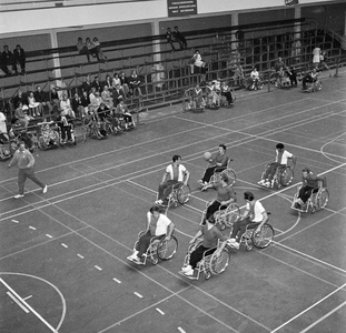 127244 Afbeelding van het basketbaltoernooi voor rolstoelrijders in de Beatrixhal van de Jaarbeurs (Vredenburg) te Utrecht.